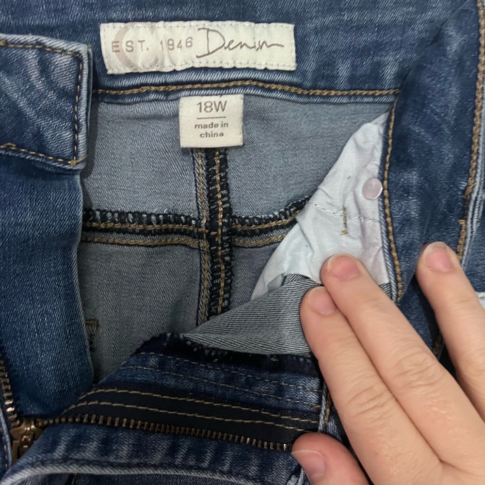 Women's Denim Shorts with Lace Trim - Picture 5 of 6